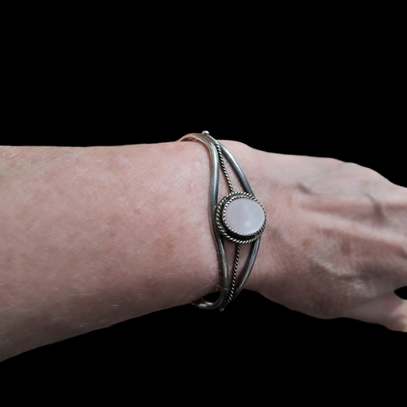 Vintage Signed Native American Pink Shell and Sterling Silver Cuff Brace… - Picture 6 of 9